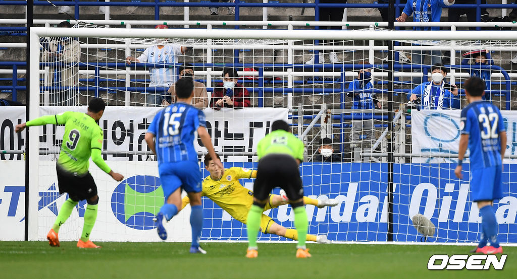 10월 25일 ‘하나원큐 K리그1 2020 26라운드’에서 전반 울산 조현우가 구스타보의 페널티킥을 막아내고 있다. /sunday@osen.co.kr
