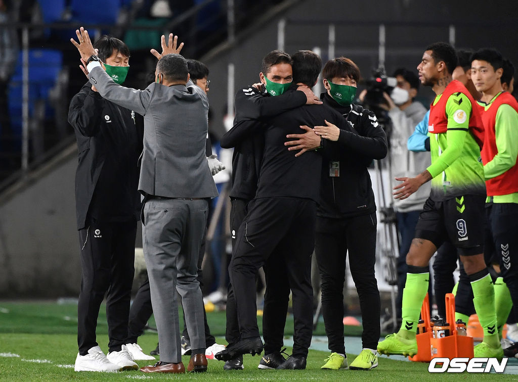 10월 25일 ‘하나원큐 K리그1 2020 26라운드’에서 경기 후 전북 모라이스 감독이 코칭스태프와 승리의 기쁨을 나누고 있다. /sunday@osen.co.kr