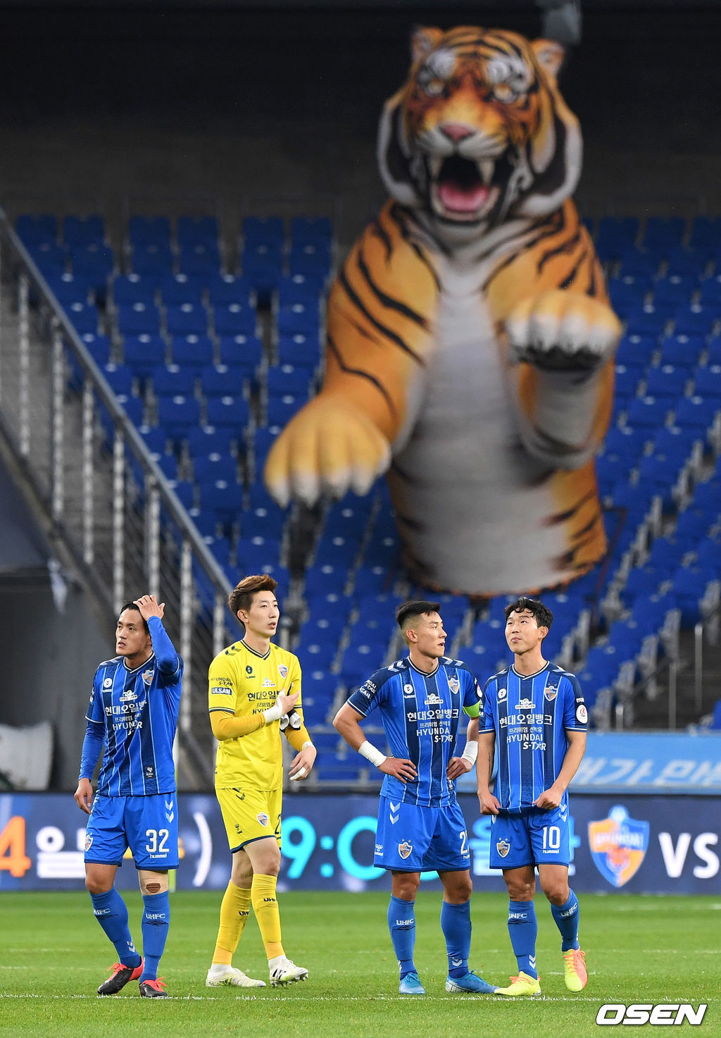 11월 1일 ‘하나원큐 K리그1 2020 27라운드’에서 광주에 3-0으로 승리 했지만 전북의 승리로 우승을 놓친 울산 선수들이 아쉬워하고 있다. /sunday@osen.co.kr