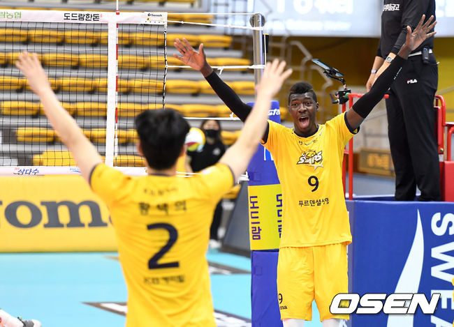 득점에 성공한 KB손해보험 케이타가 기뻐하고 있다. / dreamer@osen.co.kr