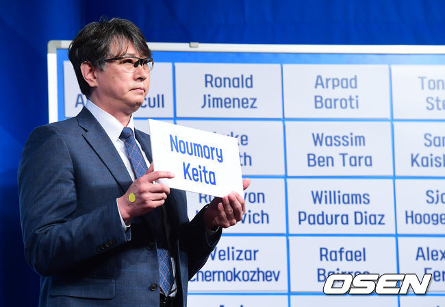 1순위 KB손해보험 이상렬 감독이 노우모리 케이타를 지명하고 있다. /jpnews@osen.co.kr