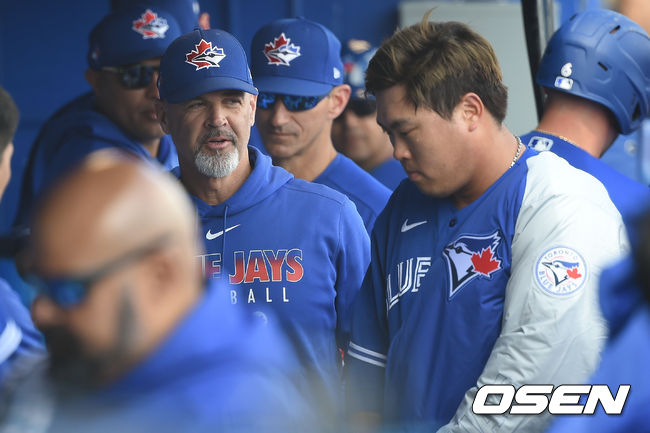 2회초 이닝종료 후 피트 워커 투수 코치가 류현진과 이야기를 나누고 있다. /soul1014@osen.co.kr