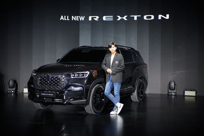 올 뉴 렉스턴과 포즈를 취한 임영웅. 