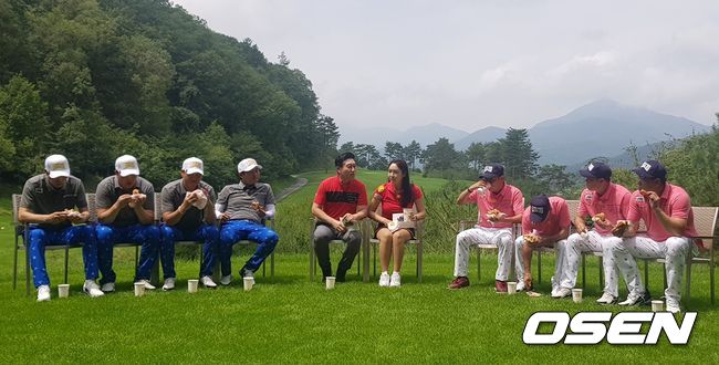 '맘스터치 레전드 빅매치 시즌6'에 참가한 유상철, 최진철, 이운재, 이천수 등 8명의 한국 스포츠 영웅들이 필드 위에서 함께 시간을 보냈다.