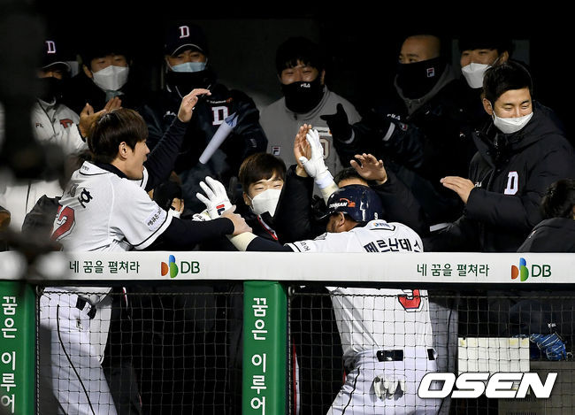 4일 오후 서울 잠실야구장에서 '2020 신한은행 SOL KBO리그' 준플레이오프 1차전 두산 베어스와 LG 트윈스의 경기가 열렸다.1회말 무사 1루 두산 페르난데스가 선취 2점 홈런을 날린 뒤 더그아웃에서 선수들과 기쁨을 나누고 있다./ksl0919@osen.co.kr