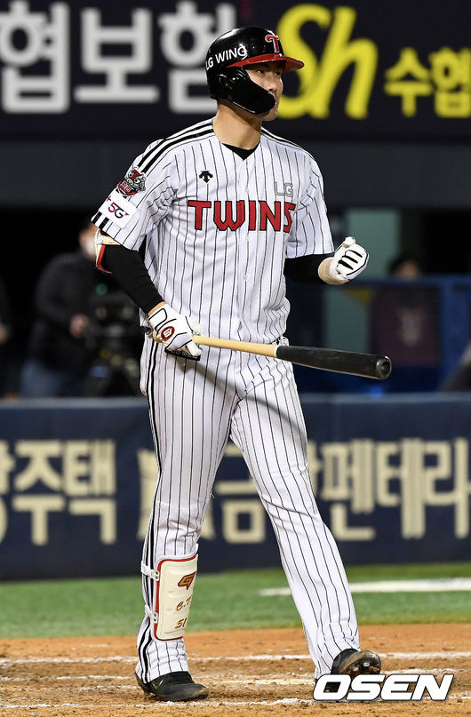 7회말 2사 만루 상황 LG 홍창기가 동점 밀어내기 볼넷을 얻어내고 기뻐하고 있다. / dreamer@osen.co.kr