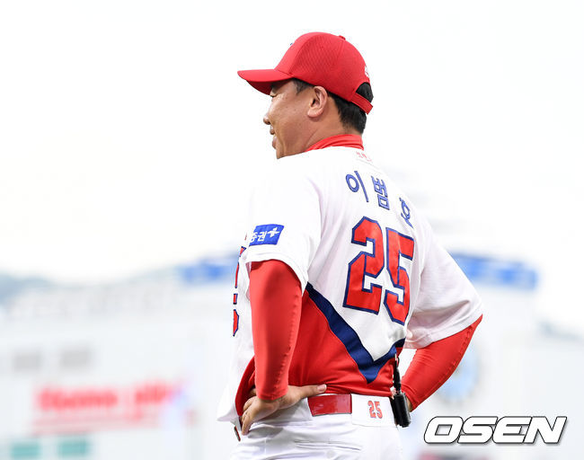 21일 오후 경남 창원NC파크에서 ‘프로야구 2019 MY CAR KBO 올스타전’이 열렸다.3회 전 KIA 이범호가 주루코치로 나서고 있다. /sunday@osen.co.kr