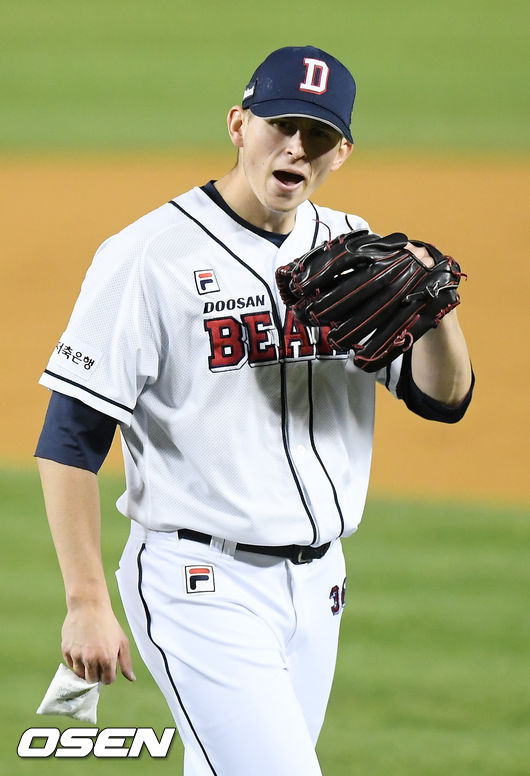 4회초를 마친 두산 선발 플렉센이 기뻐하고 있다. /rumi@osen.co.kr