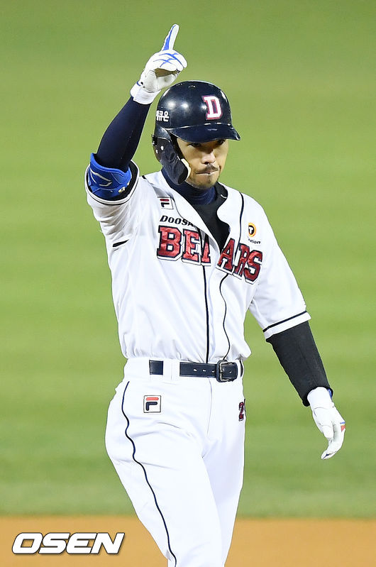 4회말 1사 주자 1,3루 두산 오재원이 펜스를 때리는 1타점 적시 2루타를 날린 후 2루에서 기뻐하고 있다. /rumi@osen.co.kr