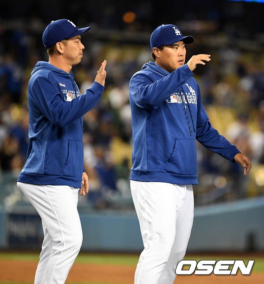 2019년 다저스 시절 류현진(오른쪽)과 마에다 겐타가 동료선수들과 하이파이브를 하고 있다.  /jpnews@osen.co.kr