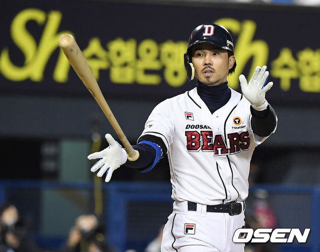 4일 오후 서울 잠실야구장에서 '2020 신한은행 SOL KBO리그' 준플레이오프 1차전 두산 베어스와 LG 트윈스의 경기가 열렸다. 4회말 1사 1,3루 두산 오재원이 1타점 적시 2루타를 때려내고 있다. /youngrae@osen.co.kr