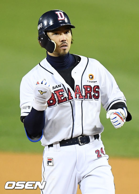 4일 오후 서울 잠실야구장에서 '2020 신한은행 SOL KBO리그' 준플레이오프 1차전 두산 베어스와 LG 트윈스의 경기가 열렸다.6회말 1사 주자 1,2루 두산 오재원이 좌중간 1타점 적시타를 날린 후 1루에서 기뻐하고 있다./rumi@osen.co.kr