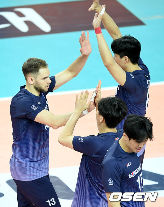 21일 오후 인천 계양체육관에서 '도드람 2020-2021 V리그' 남자부 대한항공 점보스와 삼성화재 블루팡스의 경기가 열렸다.이날 대한항공은 삼성화재를 상대로 세트스코어 3-1(25-13, 20-25, 25-20, 25-22)로 승리했다. 승리가 확정된 순간 대한항공 선수들이 기쁨을 나누고 있다./ ksl0919@osen.co.kr