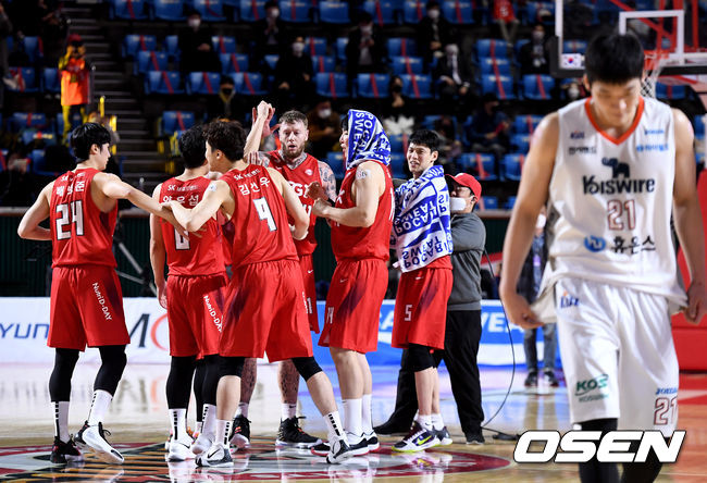 승리를 거둔 SK 선수들이 인사를 나누고 있다. / dreamer@osen.co.kr