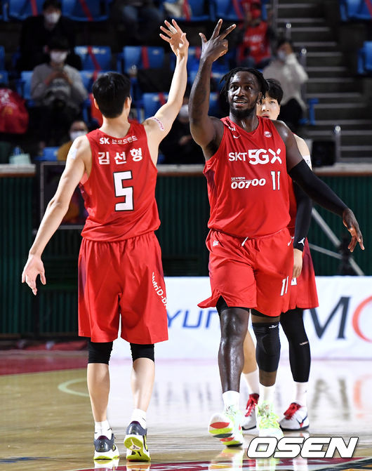 3쿼터, SK 김선형과 자밀 워니가 득점에 기뻐하고 있다. / dreamer@osen.co.kr