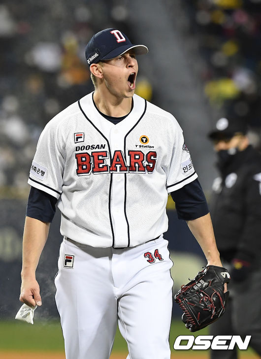 4일 오후 서울 잠실야구장에서 '2020 신한은행 SOL KBO리그' 준플레이오프 1차전 두산 베어스와 LG 트윈스의 경기가 열렸다. 6회초 2사 1루 두산 플렉센이 LG 라모스를 삼진으로 잡아낸 뒤 포효하고 있다. /youngrae@osen.co.kr