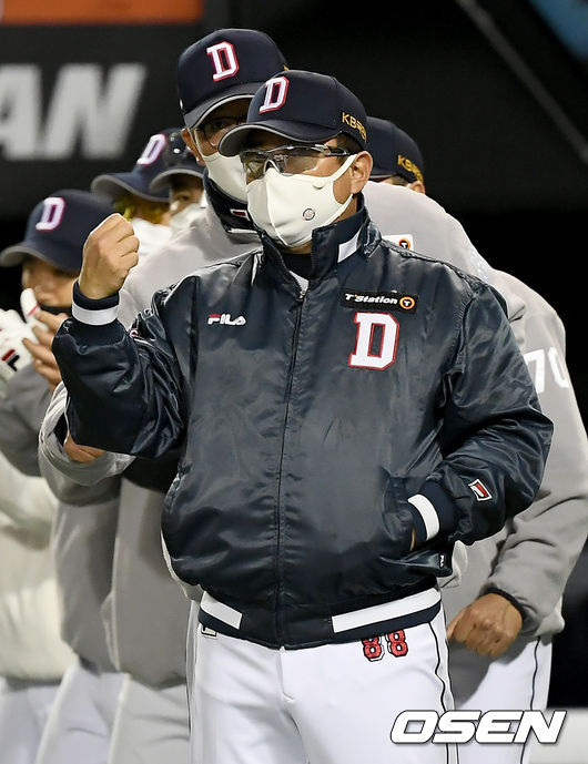 두산이 1차전 기선 제압에 성공했다. 두산은 4일 서울 잠실구장에서 열린 2020 KBO리그 준플레이오프 1차전 LG와의 경기에서 4-0으로 승리했다. 이로써 두산은 2~3차전에서 1승만 보태면 KT가 기다리는 플레이오프에 진출할 수 있다. 과거 3전2선승제 준플레이오프에서 1차전 승리팀은 16차례 모두 플레이오프 진출 티켓을 따냈다. 경기 종료 후 두산 김태형 감독이 기뻐하고 있다./ksl0919@osen.co.kr