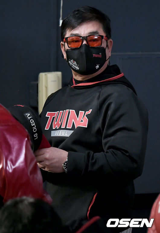 4일 오후 서울 잠실야구장에서 '2020 신한은행 SOL KBO리그' 준플레이오프 1차전 두산 베어스와 LG 트윈스의 경기가 열렸다.7회말 2사 LG 류중일 감독이 생각에 잠겨 있다./ksl0919@osen.co.kr