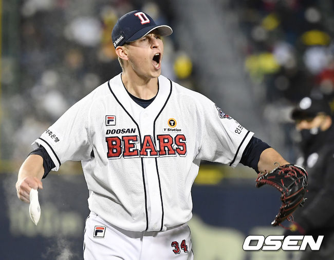 4일 오후 서울 잠실야구장에서 '2020 신한은행 SOL KBO리그' 준플레이오프 1차전 두산 베어스와 LG 트윈스의 경기가 열렸다. 6회초 2사 1루 두산 플렉센이 LG 라모스를 삼진으로 잡아낸 뒤 포효하고 있다. /youngrae@osen.co.kr