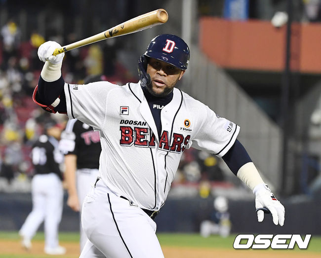 4일 오후 서울 잠실야구장에서 '2020 신한은행 SOL KBO리그' 준플레이오프 1차전 두산 베어스와 LG 트윈스의 경기가 열렸다. 1회말 무사 1루 두산 페르난데스가 투런 홈런을 때린 뒤 세레머니를 하고 있다. /youngrae@osen.co.kr