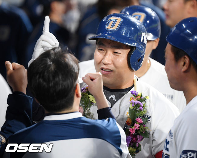 6회말 2사 주자 1루 NC 양의지가 좌월 투런 홈런을 날린 후 덕아웃에서 꽃목걸이를 목에 걸고 축하를 받고 있다. / rumi@osen.co.kr
