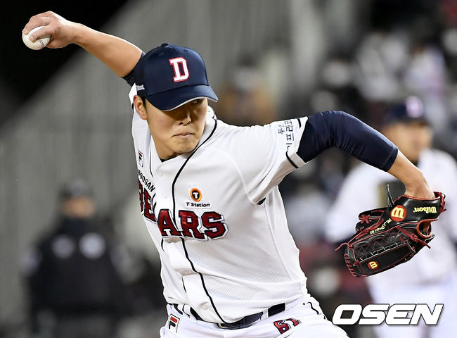 4일 오후 서울 잠실야구장에서 '2020 신한은행 SOL KBO리그' 준플레이오프 1차전 두산 베어스와 LG 트윈스의 경기가 열렸다.7회초 두산 최원준이 마운드에 올라 힘차게 공을 뿌리고 있다./ksl0919@osen.co.kr