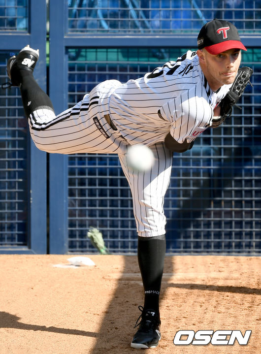 경기에 앞서 LG 윌슨이 불펜피칭을 하고 있다./ksl0919@osen.co.kr