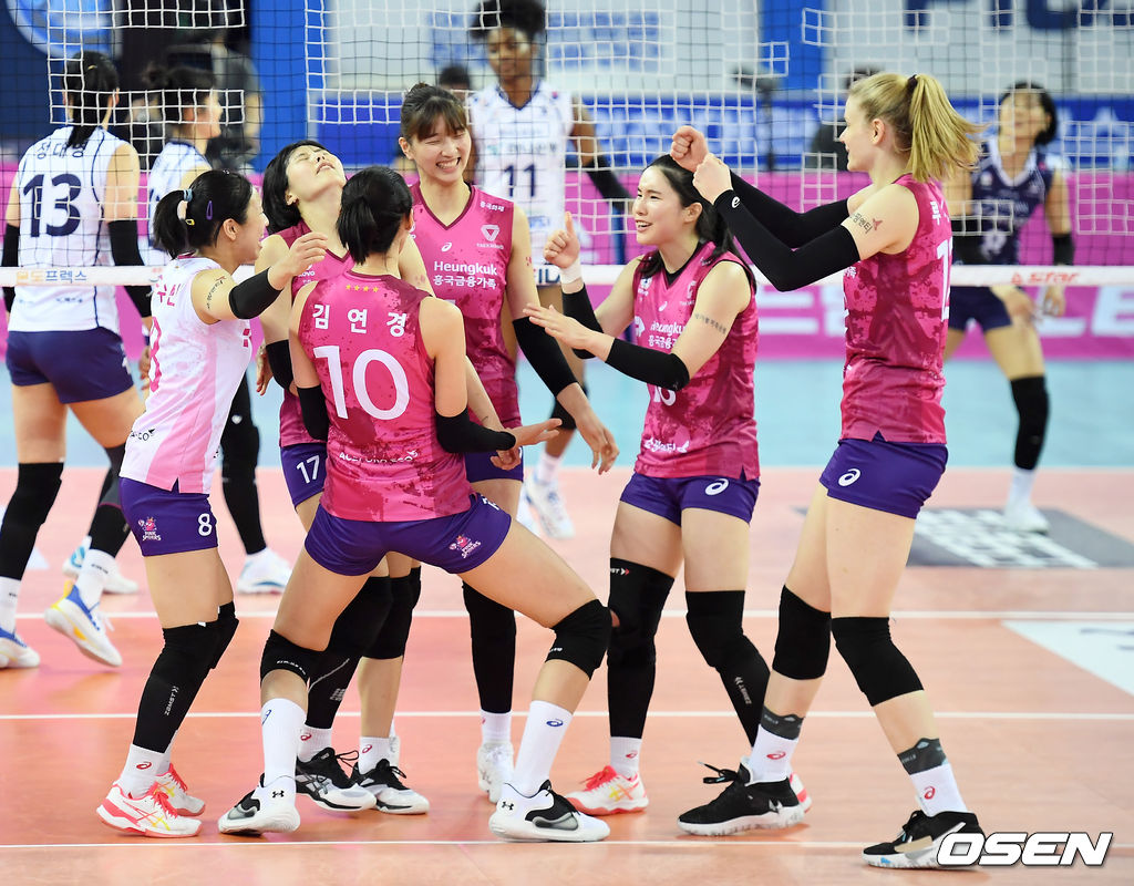 승리를 거둔 흥국생명 선수들이 기뻐하고 있다. /youngrae@osen.co.kr