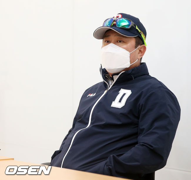 경기 전 두산 김태형 감독이 인터뷰에 응하고 있다. /rumi@osen.co.kr