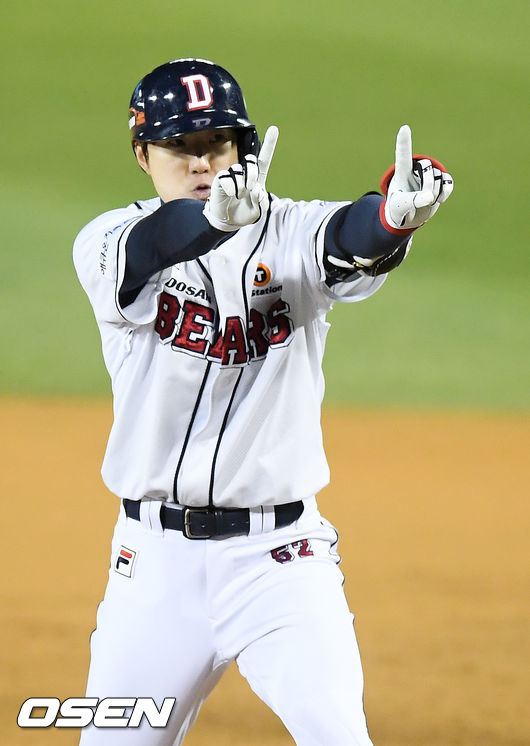 4회말 무사 주자 1루 두산 김재호가 중견수 앞 안타를 날린 후 1루에서 기뻐하고 있다. /rumi@osen.co.kr