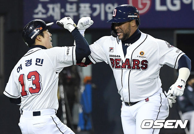 4일 오후 서울 잠실야구장에서 '2020 신한은행 SOL KBO리그' 준플레이오프 1차전 두산 베어스와 LG 트윈스의 경기가 열렸다. 1회말 무사 1루 두산 페르난데스가 투런 홈런을 때린 뒤 허경민과 세레머니를 하고 있다. /youngrae@osen.co.kr