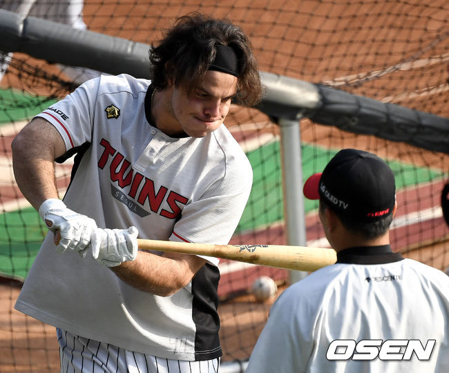 경기를 앞두고 진행된 훈련에서 LG 라모스가 타격 훈련을 하고 있다. / dreamer@osen.co.kr