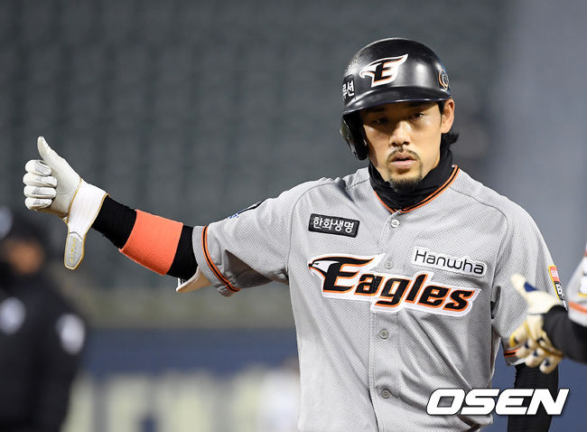 4회초 한화 선두타자 이용규가 중전 안타를 때려낸 뒤 세리머니를 하고 있다. /cej@osen.co.kr