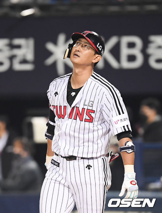 5일 오후 서울 잠실야구장에서 ‘2020 신한은행 SOL KBO리그’ 준플레이오프 2차전 LG 트윈스와 두산 베어스의 경기가 진행됐다.8회말 무사 1루 LG 대타 박용택이 내야플라이를 날린뒤 타구를 바라보고 있다  / soul1014@osen.co.kr