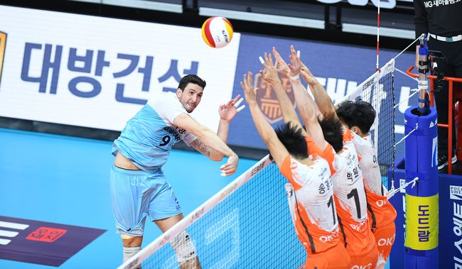 우리카드 외국인 선수 알렉스(왼쪽). ⓒ KOVO