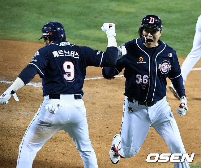 4회초 2사 1루에서 두산 오재일이 투런포를 날리고 페르난데스와 기뻐하고 있다. /jpnews@osen.co.kr
