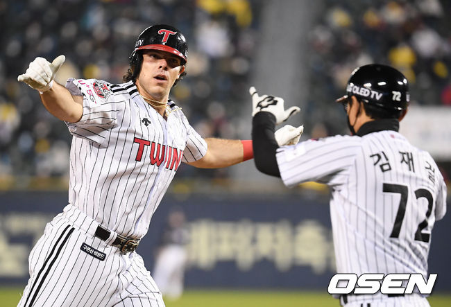 4회말 LG 선두타자 라모스가 솔로홈런을 날리고 베이스를 돌고 있다. / soul1014@osen.co.kr