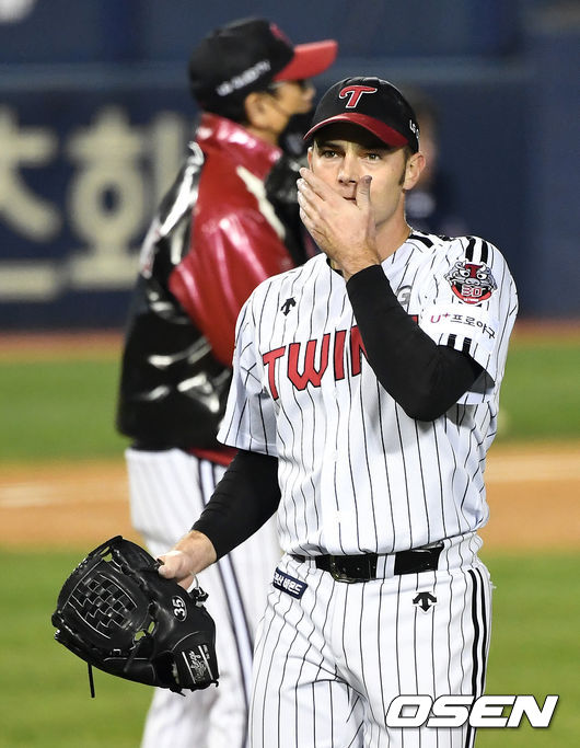 4회초 1사 1, 3루 상황 LG 선발 윌슨이 강판되고 있다. / dreamer@osen.co.kr