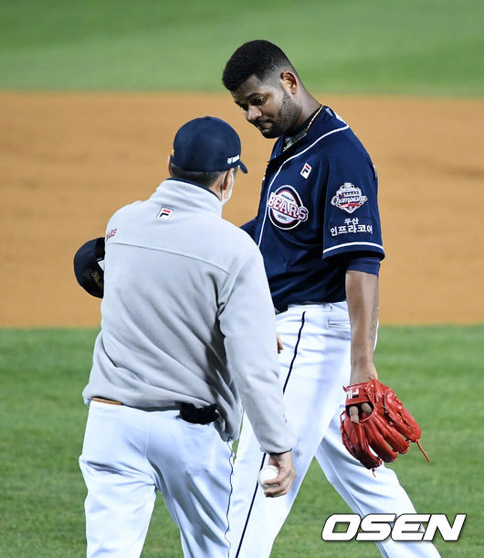 5회말 1사 1루에서 두산 알칸타라가 LG 김현수에 투런포를 허용하며 교체되고 있다. /jpnews@osen.co.kr