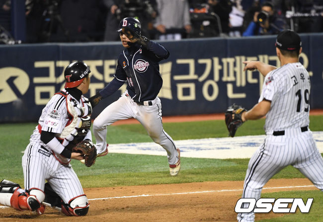 9회초 무사 1루 상황 두산 허경민의 희생번트 때 LG 내야진의 실책으로 공이 1루에서 뒤로 빠졌다. 이 사이 홈으로 쇄도해 세이프되는 주자 이유찬. / dreamer@osen.co.kr
