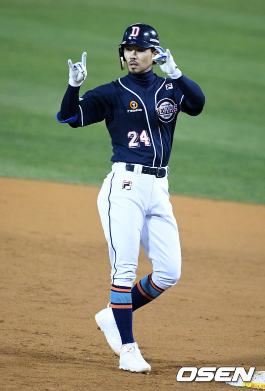 4회초 1사 1,3루에서 두산 오재원이 1타점 적시타를 날리고 기뻐하고 있다. /jpnews@osen.co.kr