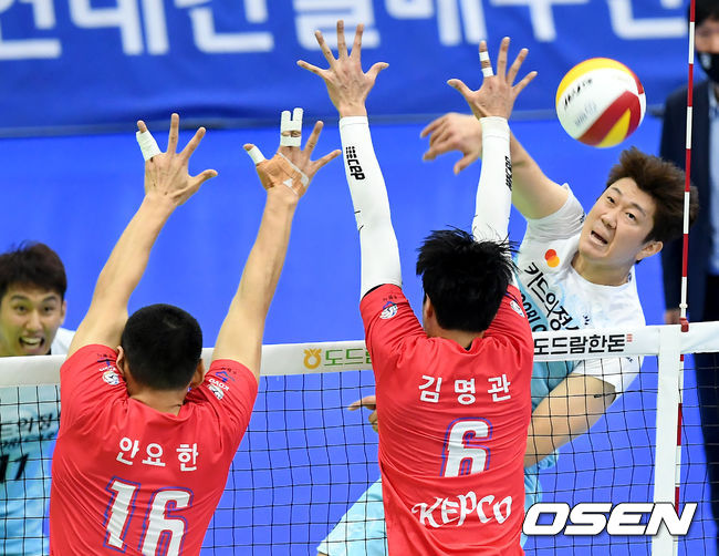 5일 오후 수원 수원실내체육관에서 ‘도드람 2020-2021 V-리그’ 수원 한국전력과 우리카드 위비의 경기가 열렸다. 1세트 우리카드 나경복이 강타를 하고 있다./ksl0919@osen.co.kr