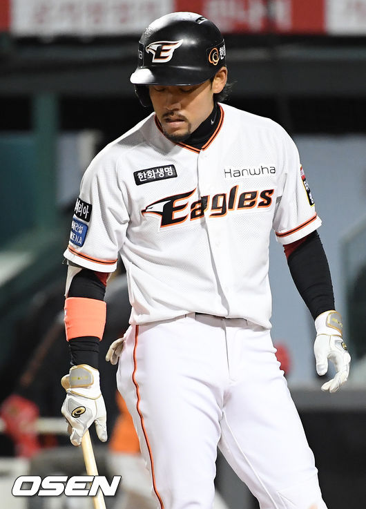 한화 이용규가 몸에 볼을 맞고 고통을 참아내고 있다./rumi@osen.co.kr