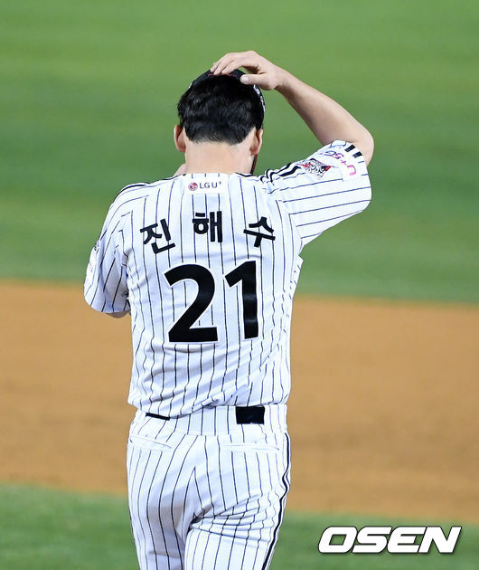 4회초 1사 1,2루에서 LG 진해수가 두산 박건우에 1타점 좌전 적시타를 허용하며 아쉬워하고 있다. /jpnews@osen.co.kr