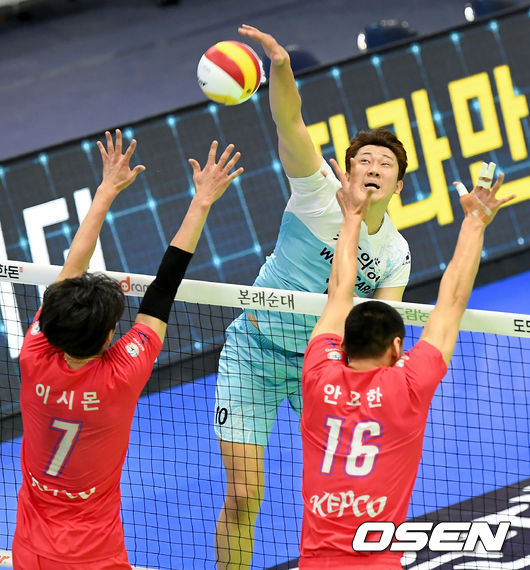 5일 오후 수원 수원실내체육관에서 ‘도드람 2020-2021 V-리그’ 수원 한국전력과 우리카드 위비의 경기가 열렸다. 1세트 우리카드 나경복이 강타를 하고 있다./ksl0919@osen.co.kr