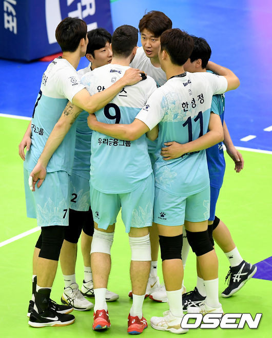 5일 오후 수원 수원실내체육관에서 ‘도드람 2020-2021 V-리그’ 수원 한국전력과 우리카드 위비의 경기가 열렸다. 이날 우리카드는 한국전력을 상대로 세트스코어 3-0(25-22, 25-20, 25-22)로 승리했다. 승리가 확정된 순간 우리카드 선수들이 기뻐하고 있다./ksl0919@osen.co.kr