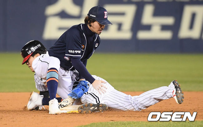 5일 오후 서울 잠실야구장에서 ‘2020 신한은행 SOL KBO리그’ 준플레이오프 2차전 LG 트윈스와 두산 베어스의 경기가 진행됐다.8회말 무사 1루 LG 대타 박용택의 내야플라이때 1루 주자 이천웅이 2루 세이프되고 있다.  / soul1014@osen.co.kr