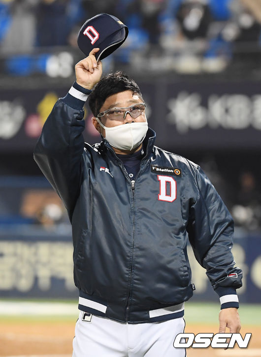 경기종료 후 두산 김태형 감독이 팬들에게 인사를 하고 있다. / soul1014@osen.co.kr