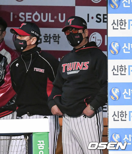 3회말 LG 류중일 감독이 박종철 구심에게 스트라이크 볼을 어필하고 있다. / soul1014@osen.co.kr