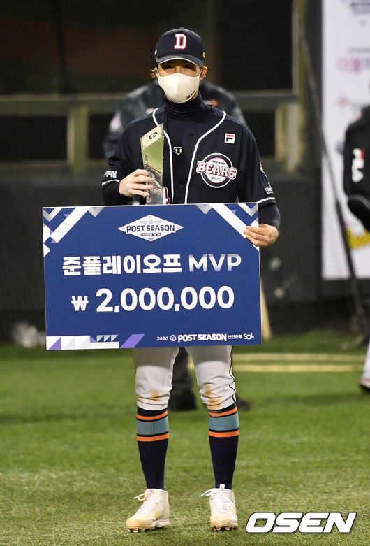 준플레이오프 MVP로 선정된 두산 오재원이 포즈를 취하고 있다. / dreamer@osen.co.kr